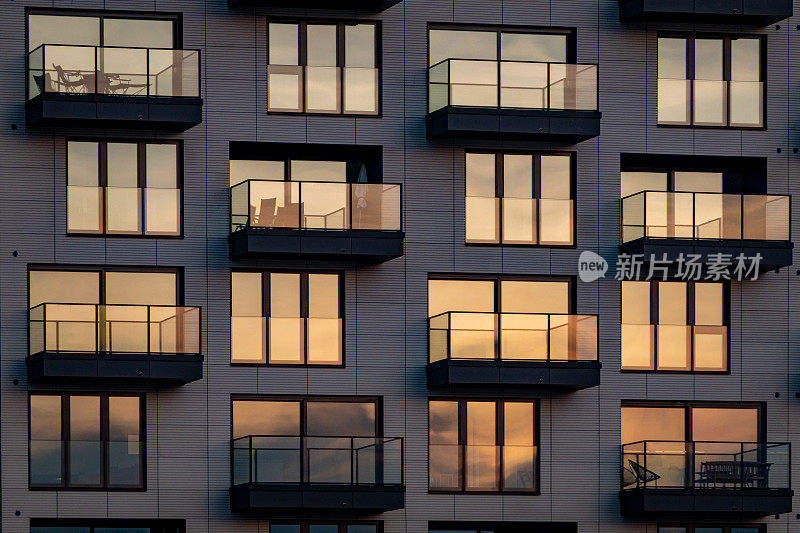 傍晚的阳光反射在带有阳台DSC07504 Kopie的现代玻璃立面上